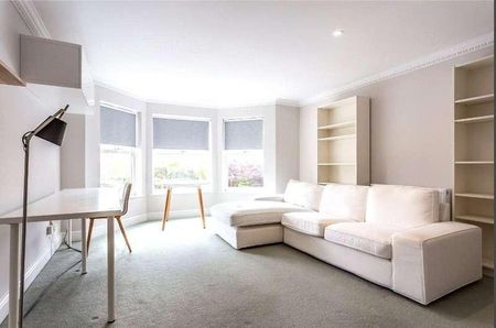 Nightingale Walk, Windsor, SL4 - Photo 3