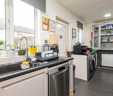 3 bed House - Semi-Detached To Let - Photo 3