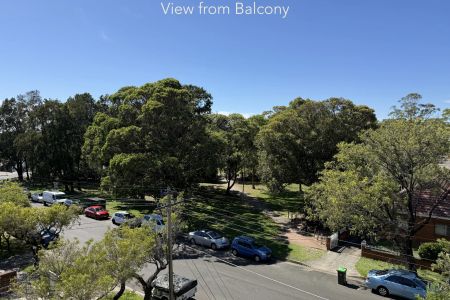 Bright Top-Floor 2 Bedroom Apartment with Leafy Outlook - Photo 4