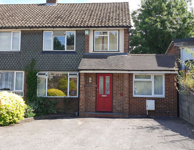 🛍️We Are Pleased To Present This Great Property Within Walking Distance To High Wycombe Town Centre. All The Amenities You Could Need On Your Door Step And Unbeatable Transport Links🛍️ - Photo 1