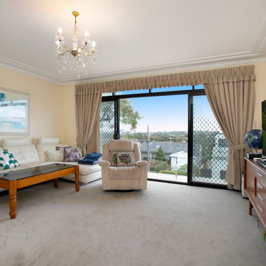 Versatile Coastal Haven Perfect for Large or Multi-Generational Families - ONE WEEKS FREE RENT - Photo 1