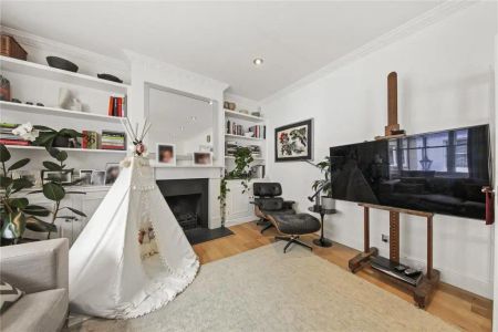 3 bedroom house in London - Photo 2