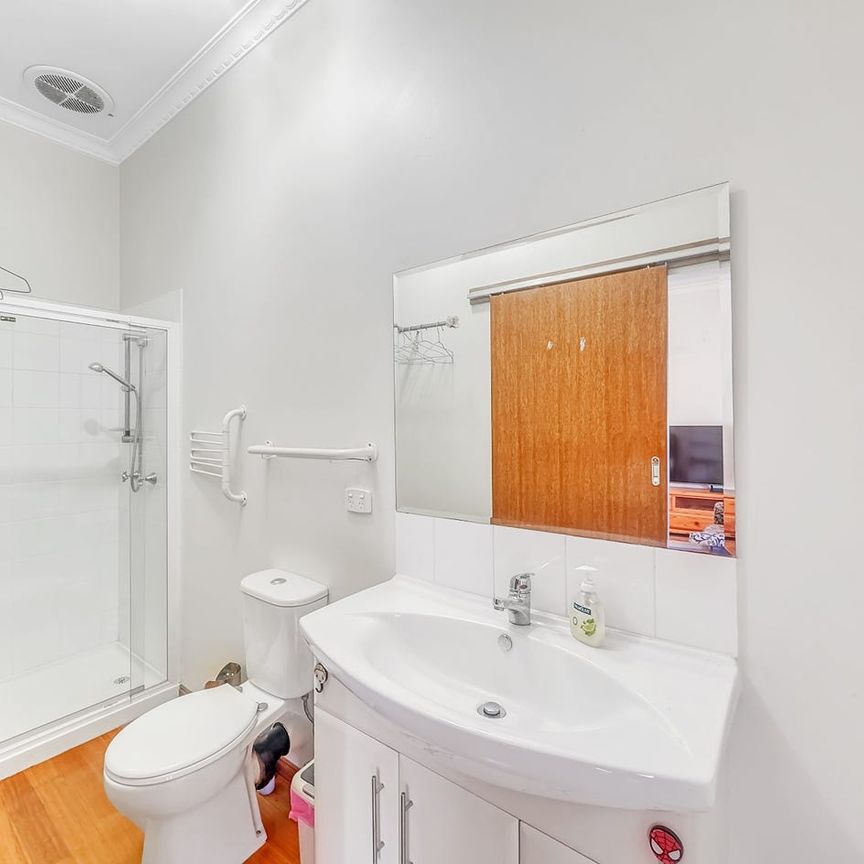 Cozy and spacious 2 bedroom house - Photo 1