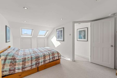 A well presented four bedroom home conveniently located on Springfield Road in Teddington. - Photo 2