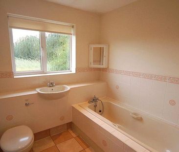 4 bedroom detached house to rent - Photo 4