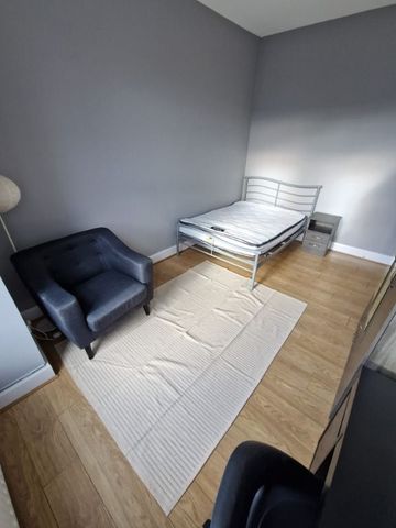 Room 3 - Wellesley Avenue, Belfast BT9 6DH - Photo 4