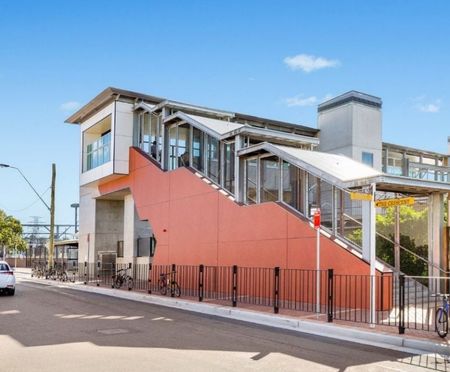 Ground Floor Full-Brick Apartment With Private Courtyard - Photo 5