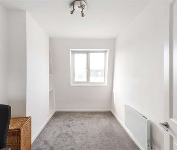 An attractive third floor flat in excellent condition with high cei... - Photo 6