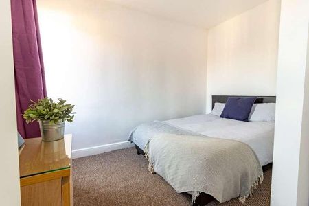 Spare Bedroom With En-suite At !!, LN5 - Photo 3