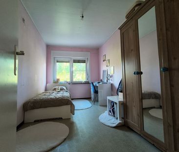 Woonhuis met 3 slaapkamers, garage, koer en tuintje vooraan - foto 5