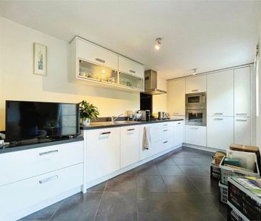 3 bedroom end of terrace house to rent - Photo 3