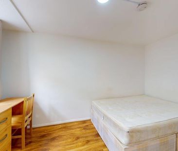 3 bedroom flat to rent - Photo 4