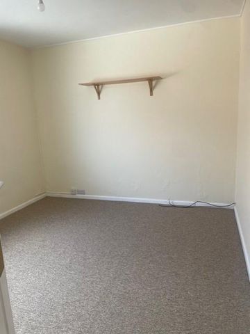 3 bedroom flat to rent - Photo 3