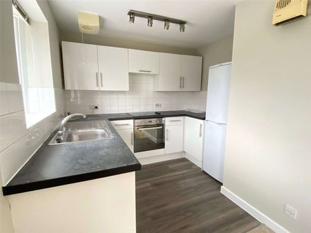 A contemporary apartment forming part of a modern development set in vibrant Crawley. - Photo 4