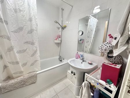 2 Bed Flat, Victoria Way, SE7 - Photo 5