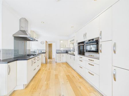 3 bedroom semi-detached bungalow to rent - Photo 5