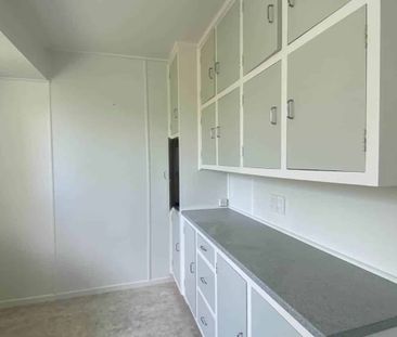 Pet Friendly, Sunny and Inviting Three Bedroom - Photo 5