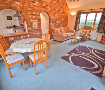 2 bedroom cottage to rent - Photo 2