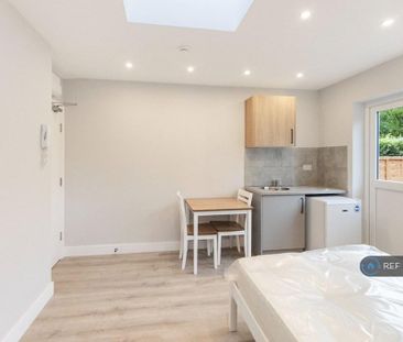 Studio to rent - Photo 2