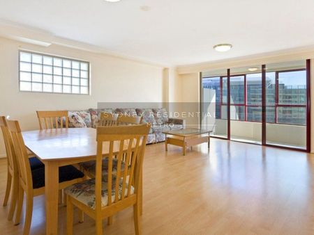 Spacious Two Bedroom Apartment In Prime Location - Photo 4