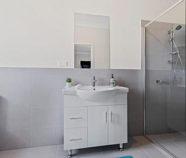 Modern Family Home - Photo 3