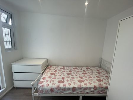 Studio Flat, Bennett Road, E13 - Photo 2