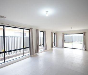 Beautiful 4 Bed / 2 Bath Family Home for Rent - Treeby, WA - Photo 4