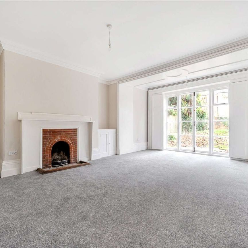 Elegant period townhouse in the heart of Winchester. - Photo 1