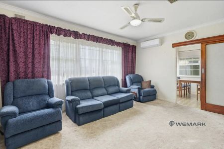 “Relaxed Living in the Heart of Parafield Gardens! 🌿” - Photo 2