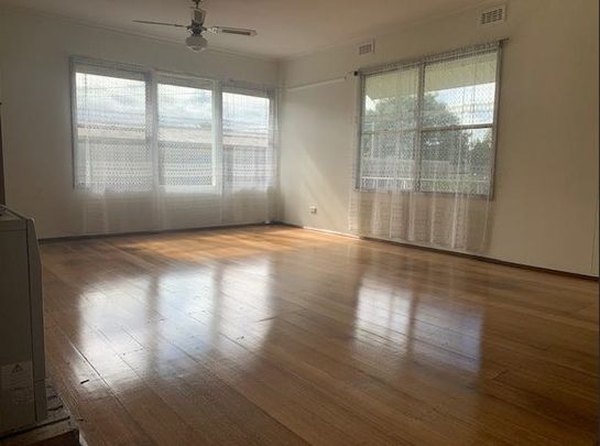 Freshly updated and ready to move in - Photo 1