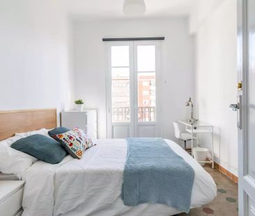 Bright room in 7-bedroom apartment in L'Eixample - Photo 6
