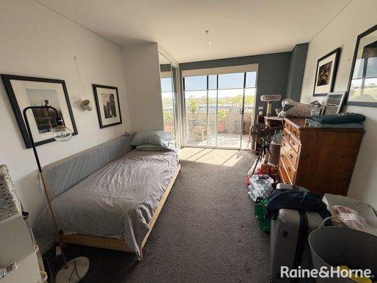 Spacious Apartment in Central Location! - Photo 1