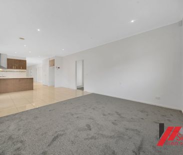 STYLISH 4 BEDROOM FAMILY HOME ! - Photo 3