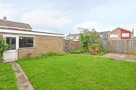 4 bedroom semi-detached house to rent - Photo 2