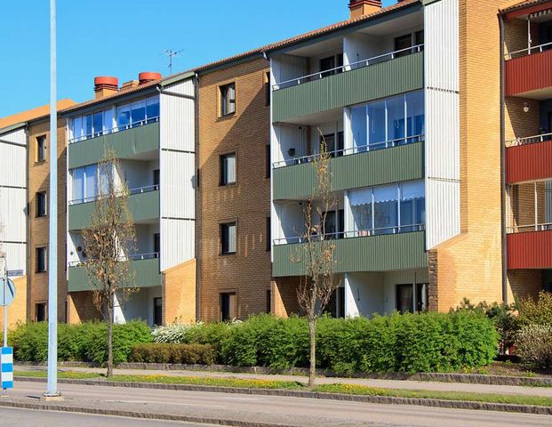 I hyran ingår varmhyra, vilket omfattar uppvärmning och varmvatten. Även ett grundutbud av tv-kanaler samt sophantering ingår. Endast hushållsel tillkommer. Fiber finns indraget i lägenheten. Rökfritt boende gäller för alla kontrakt tecknade från och med 2025-01-01, inklusive gemensamma utrymmen. - Foto 1