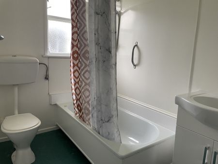 End Neat and Tidy bedsit - Photo 3