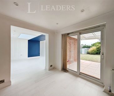 4 bedroom house to rent Ringwood Close, RH10 - Photo 2