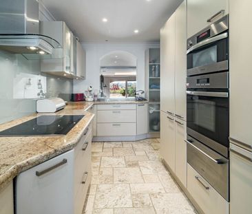 Townhouse in Nueva Andalucía - Photo 1