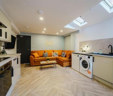 1 bedroom in a house share to rent - Photo 2