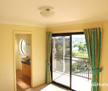 3 Level Townhouse, Great location - Photo 4