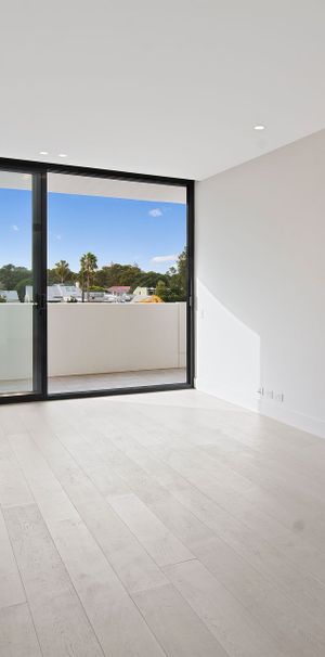 Immaculate, Sunlit One Bedroom Apartment - Photo 1