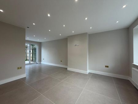 5 bedroom semi-detached house to rent - Photo 2