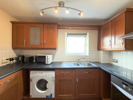 1 bedroom in a flat share to rent - Photo 2