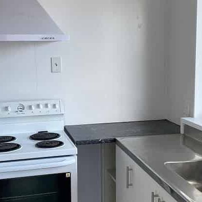 LOCATION IS EXCELLENT !! - Photo 1