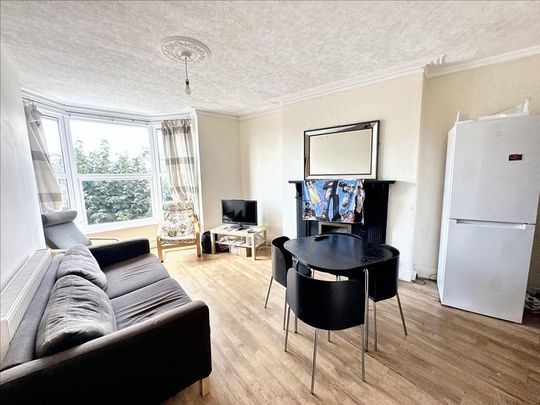 4 bedroom flat to rent - Photo 1