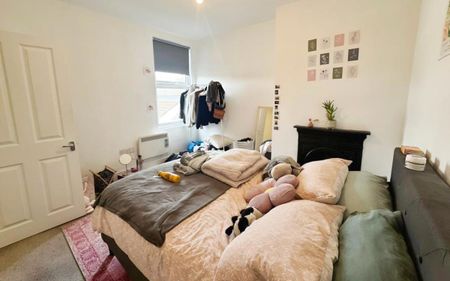 Ocean are delighted to present this unfurnished three bedroom flat on East Street. The property is over two floors offering 3 double bedrooms and two bathrooms. The property is available to sharers! - Photo 3