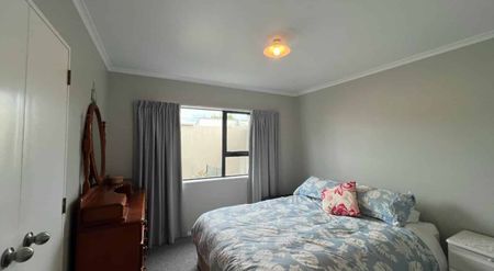 Modern and low maintenance cutie - Photo 5