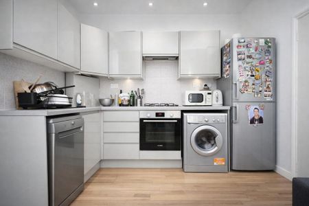 3 bedroom flat to rent - Photo 4