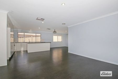 Large 5 Bedroom Home - Photo 5