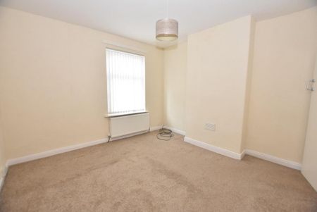 3 bedroom end of terrace house to rent - Photo 4